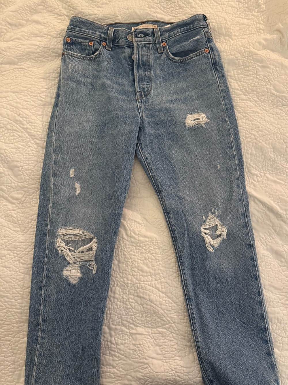 Levi's Distressed Straight Leg wedgie Jean, Light Blue, New without tags.
